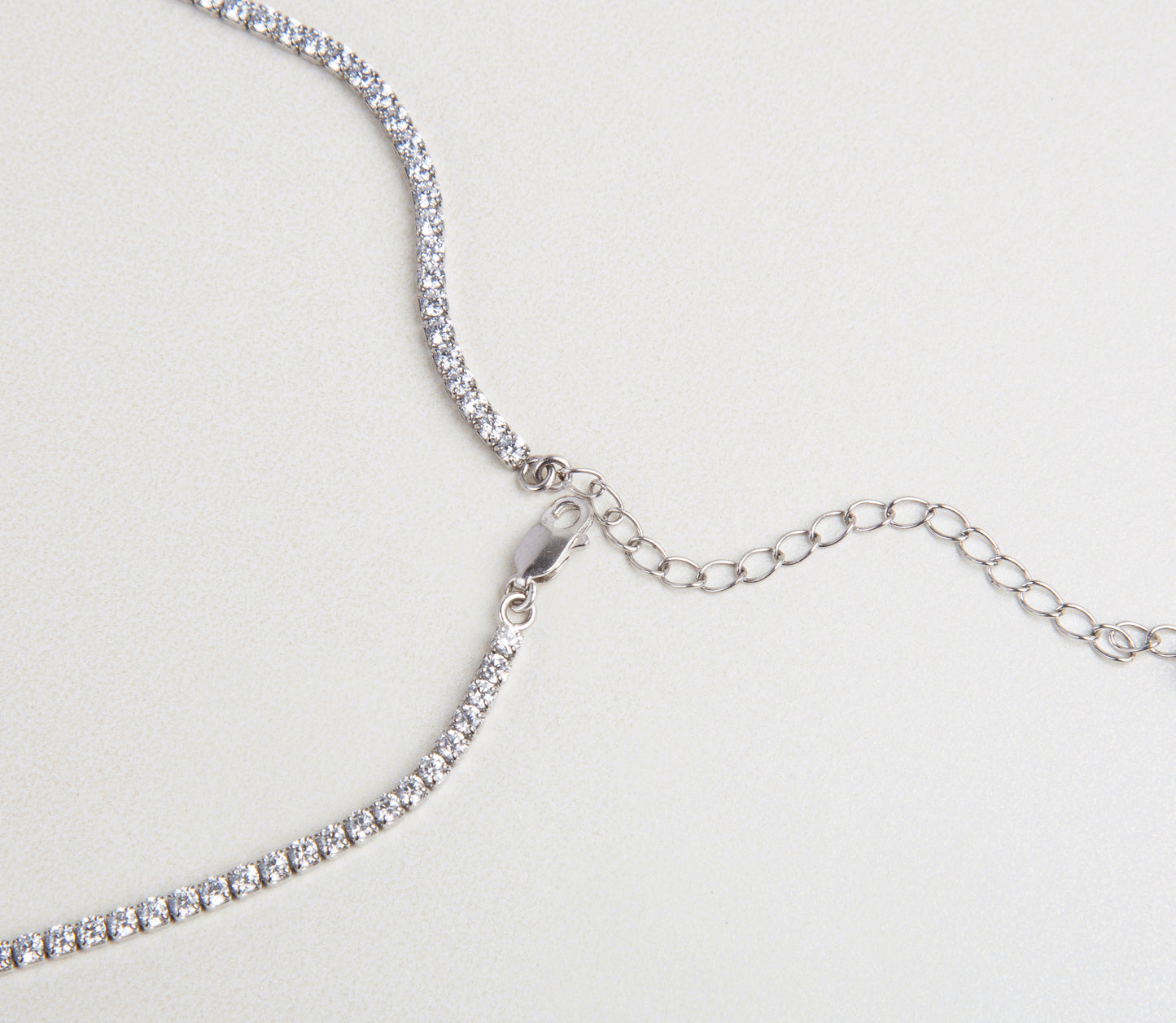 Collar minimalista brillante, Joyería de lujo discreta, Accesorio sutil con piedras, Collar clásico de zirconias