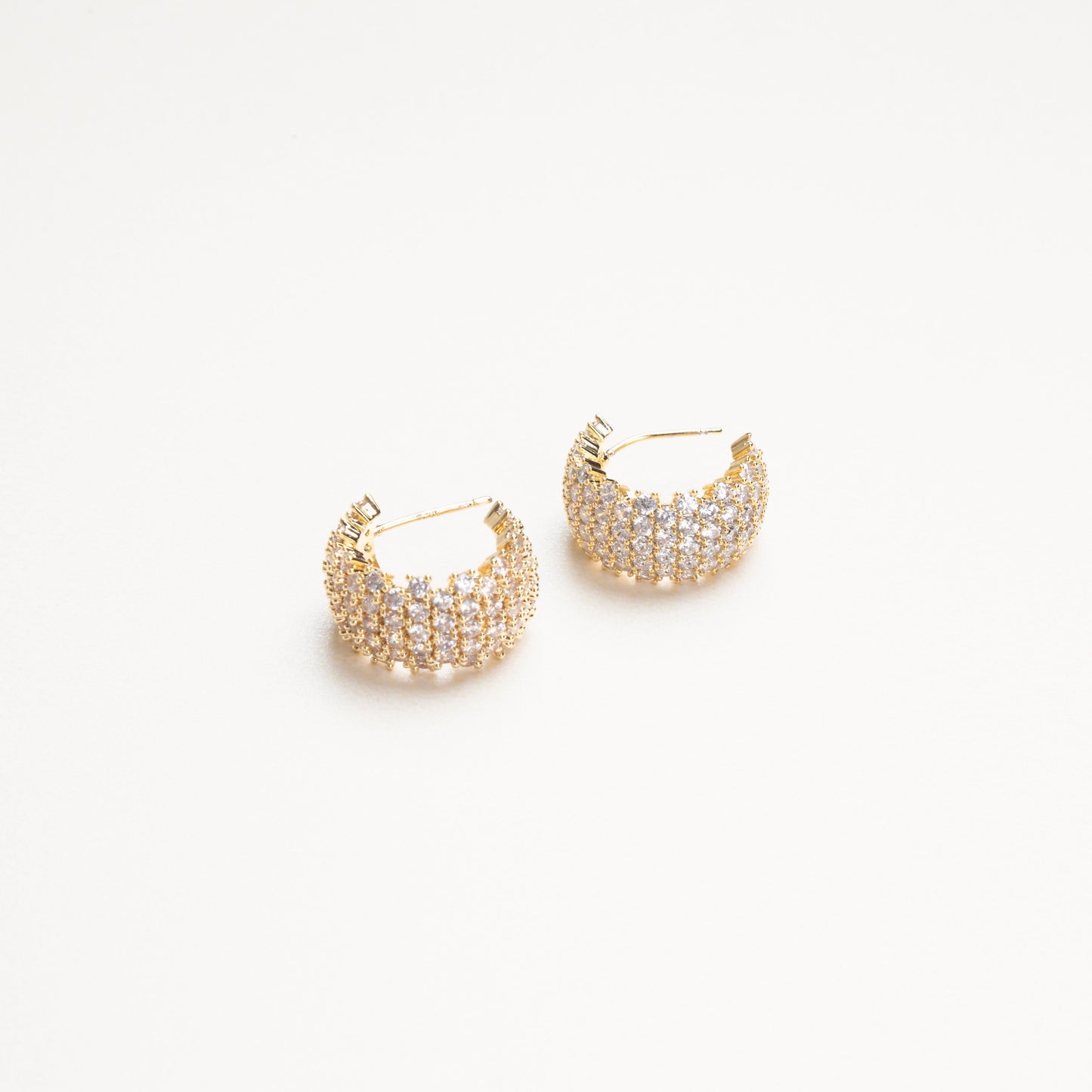 vista de perfil de arracadas doradas con incrustaciones de zirconias, aretes de fiesta, aretes de noche, aretes con pedrería