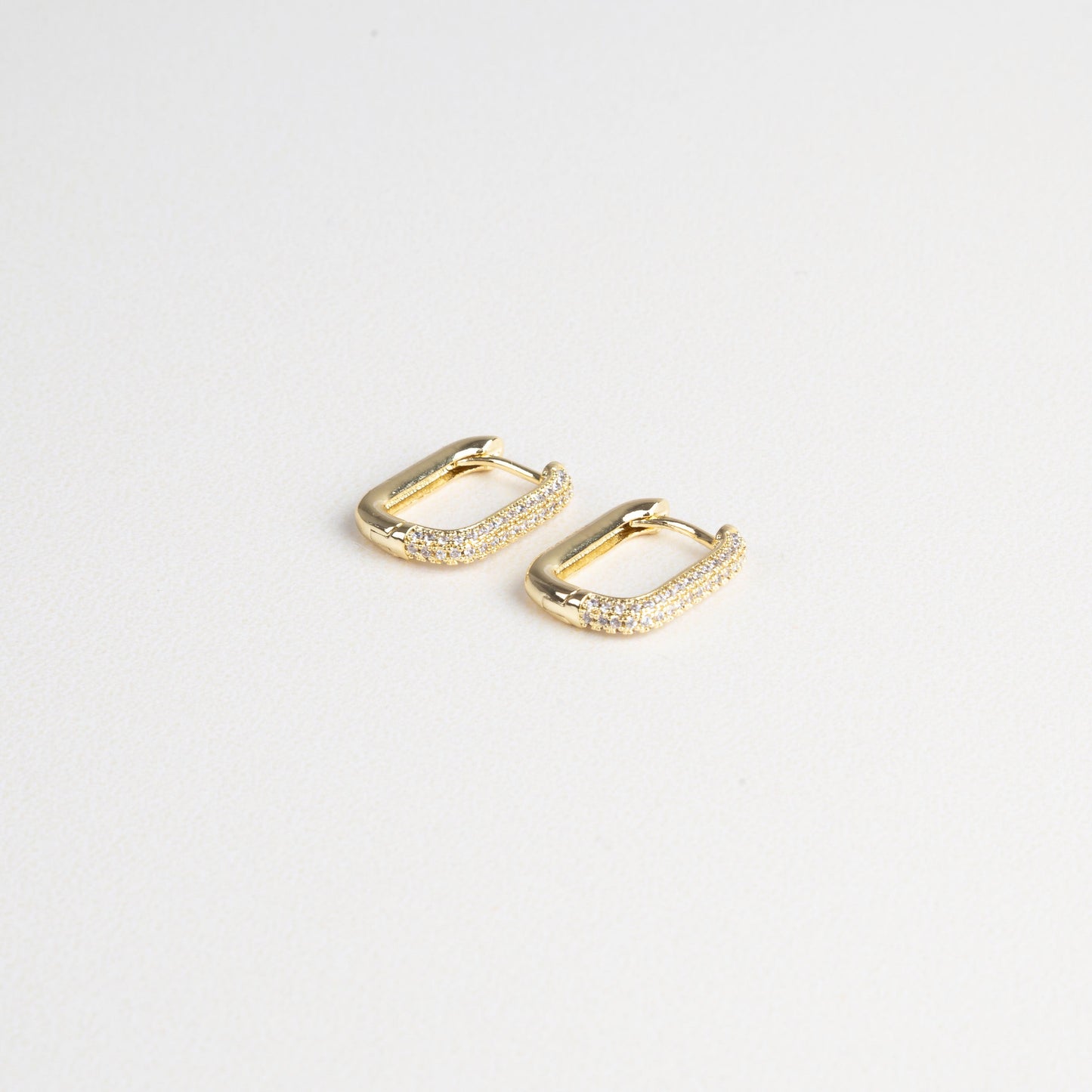 aretes arracadas, arracadas en tendencia, diseño atemporal, aretes del diario, joyería con zirconias