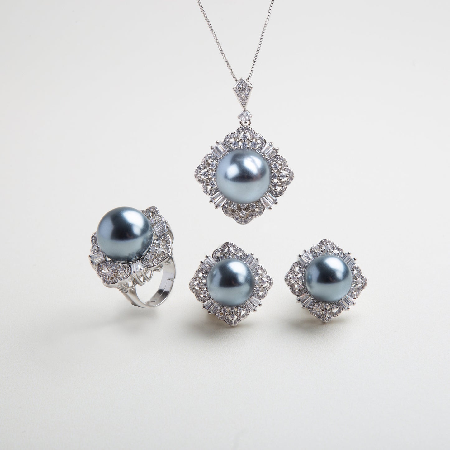 Set de joyería con perla gris, Joyería elegante con perla y zirconia, Set sofisticado con perla de mar sintética, Conjunto plateado con perla gris