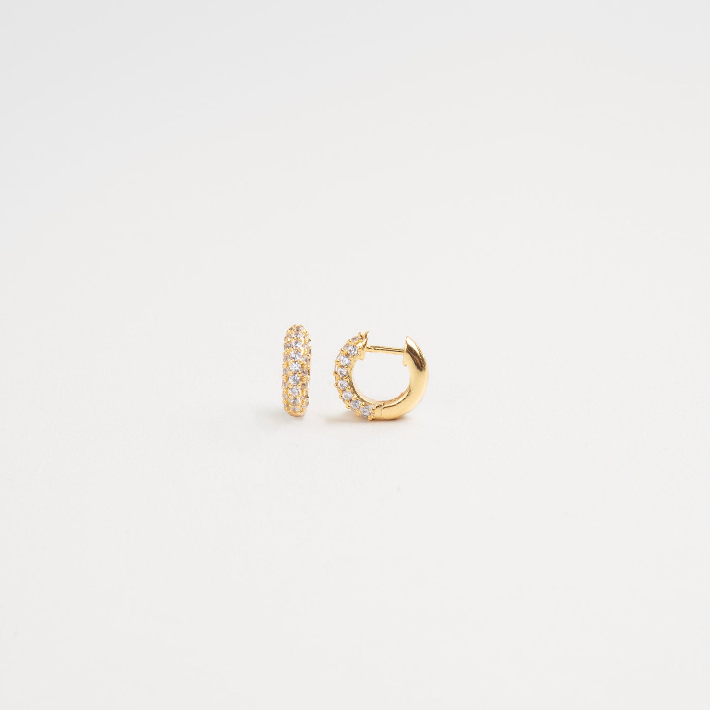 arracadas doradas, golden hoops, arracadas delicadas, aretes de arracada dorada, aretes de chapa de oro con incrustaciones de zirocnias