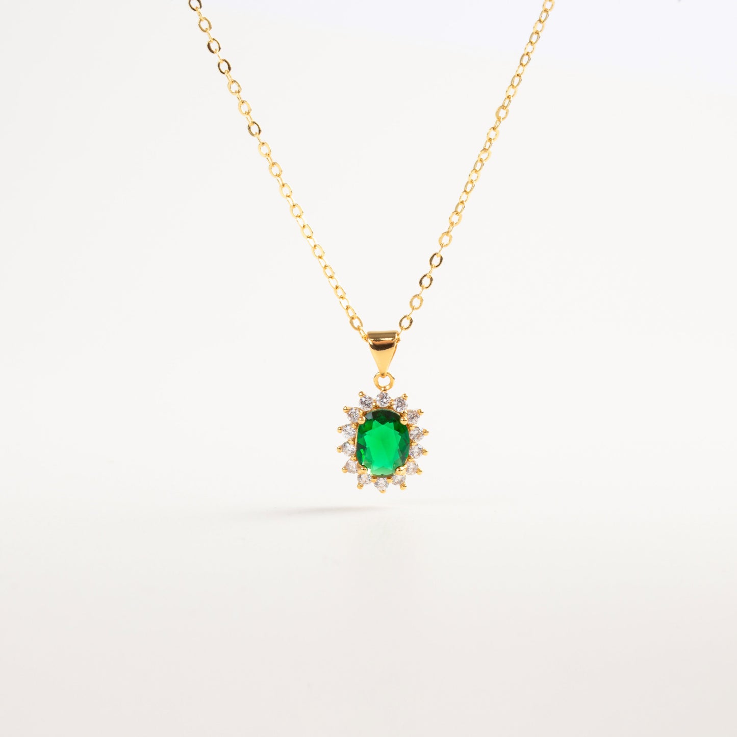collar y aretes con zirconias, set de joyería dorado mujer, regalo elegante para mujer, joyas clásicas y sofisticadas, set de collar y aretes con cristales, joyería fina dorada, accesorios de lujo para mujer, collar con piedra ovalada