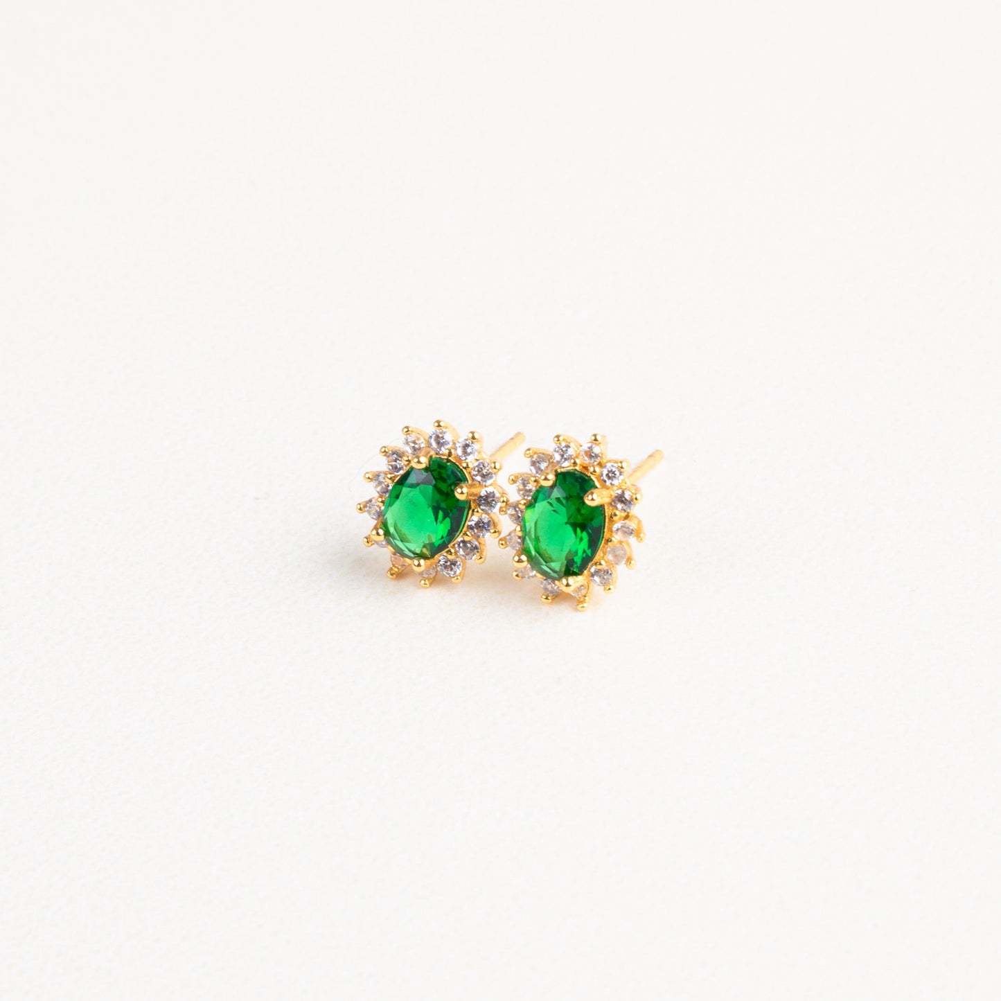 aretes dorados con piedra verde