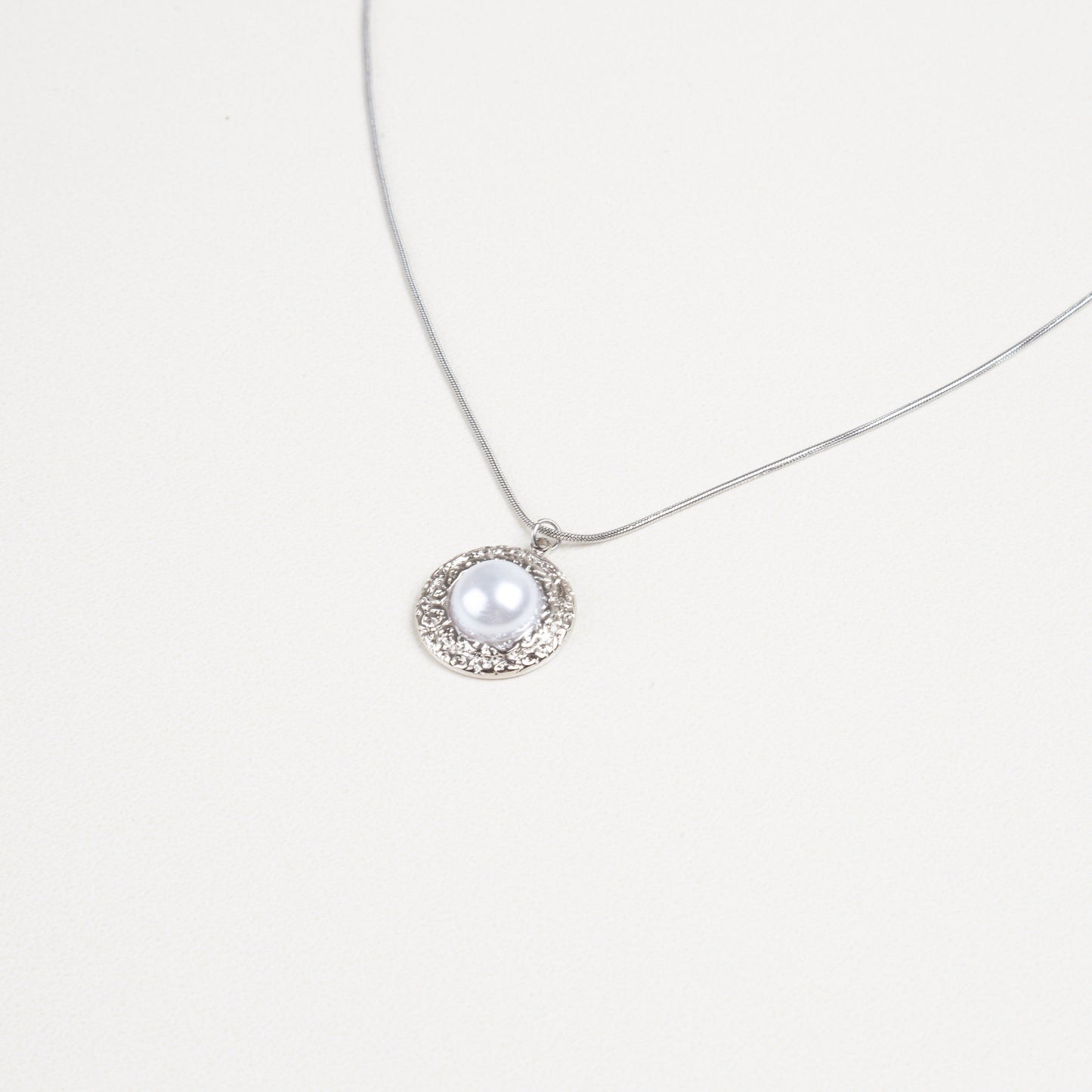 collar con dije de perla, collar atemporal, collar plateado