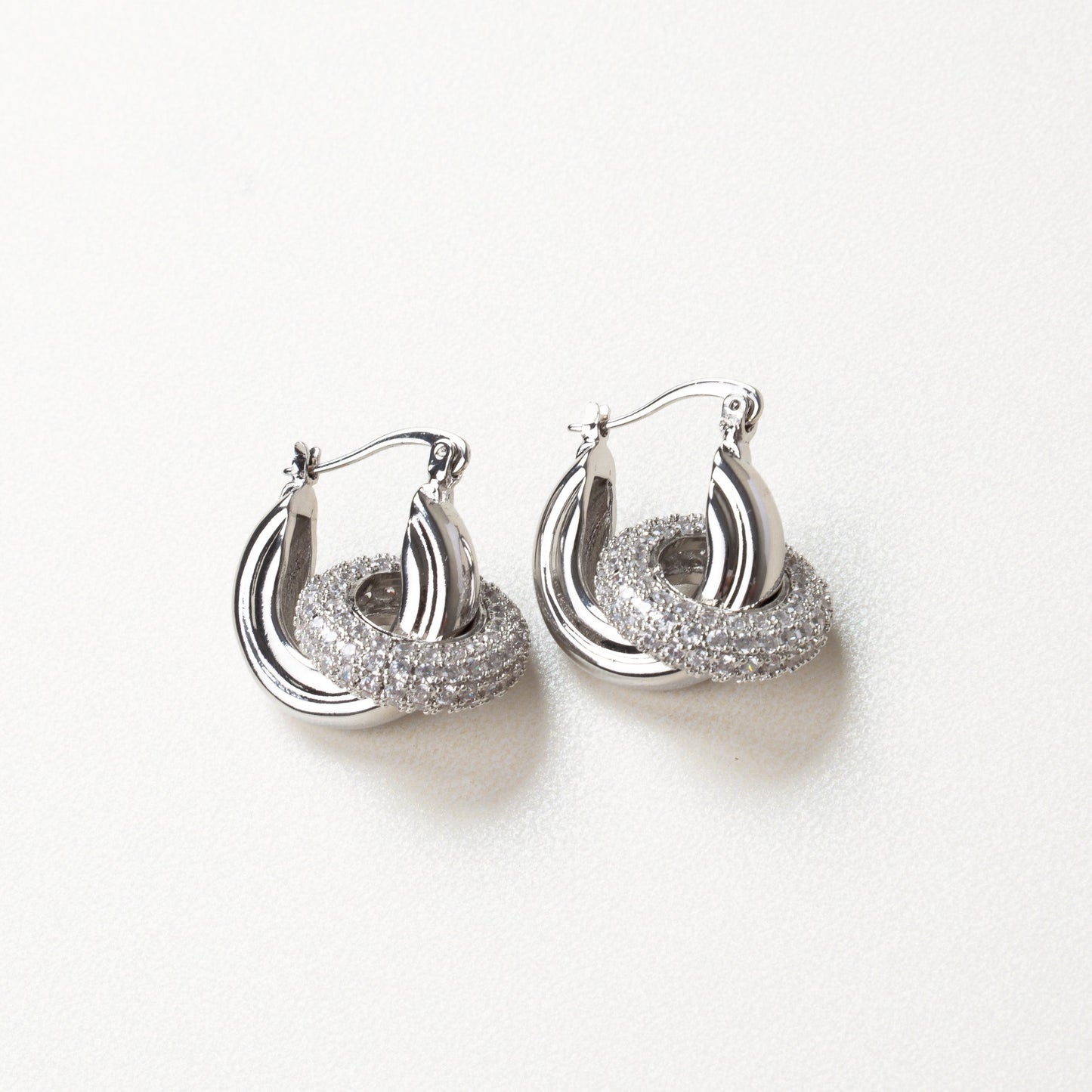 Aretes de Zirconia, aretes plateados, aretes silver, silver earrings, joyería moderna, joyería de fiesta