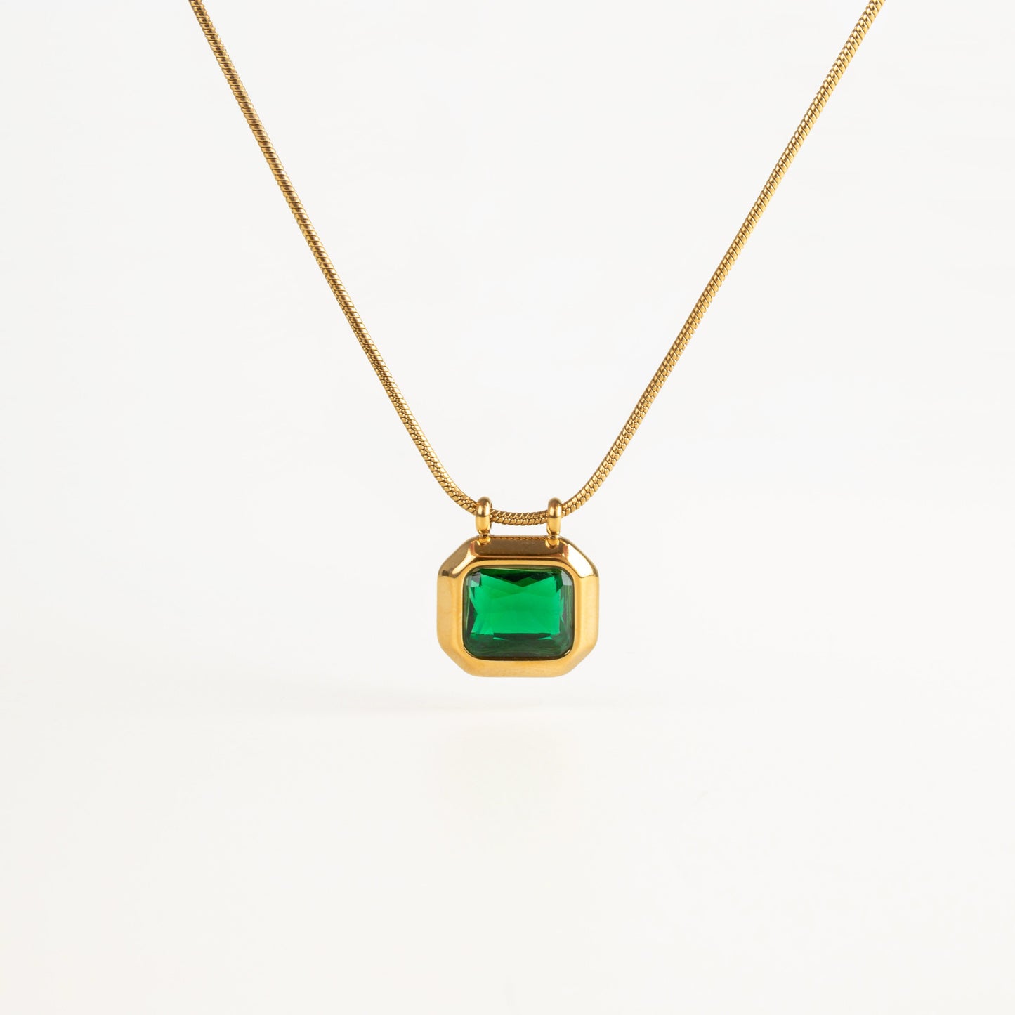 collar de cadena acero inoxidable con dije esmeralda, collar llamativo, collar con dije con incrustacion de piedra verde