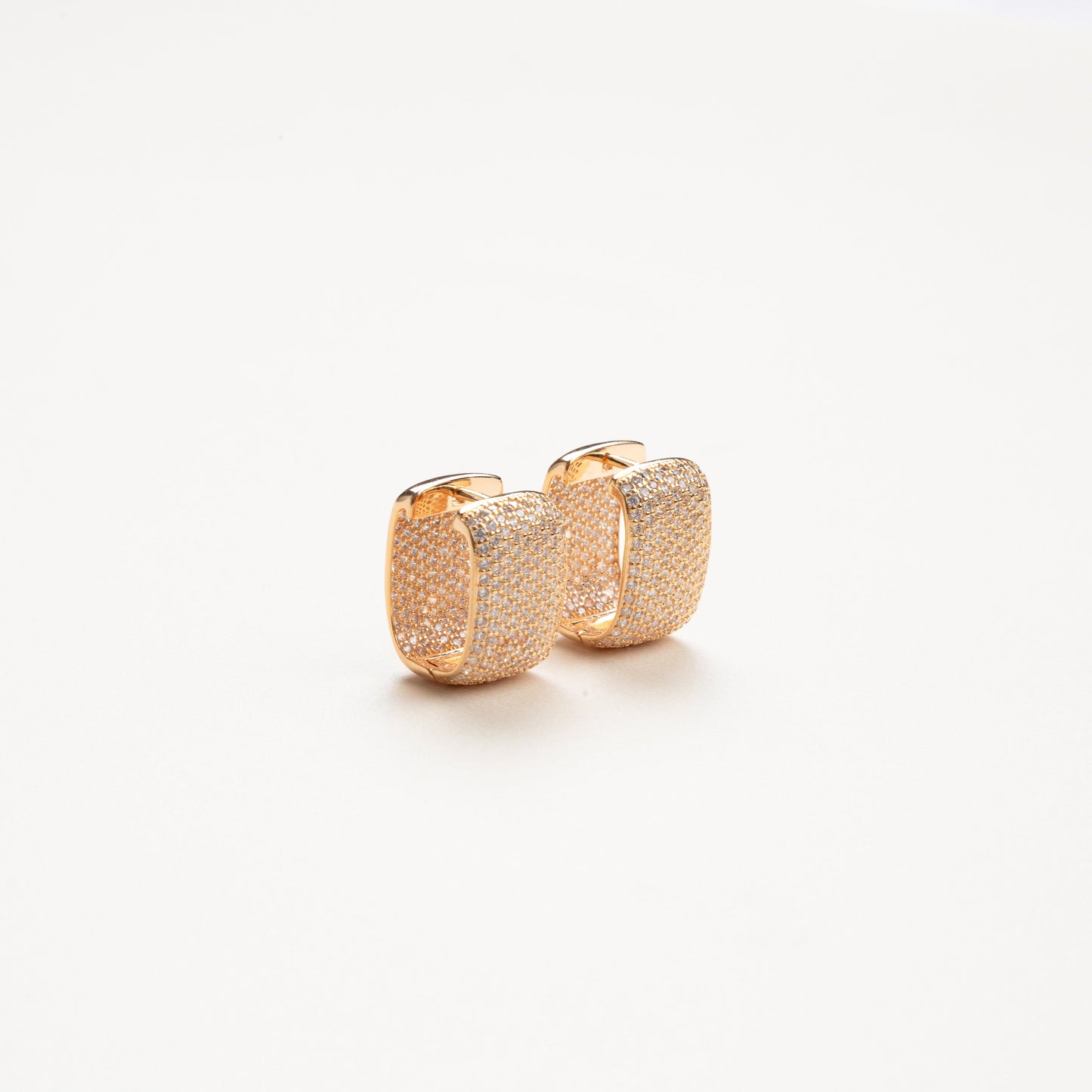 Vista superior que resalta la disposición de las zirconias medianas, permitiendo que se aprecie la forma y el destello en cada faceta, perfectos para añadir elegancia a cualquier atuendo.