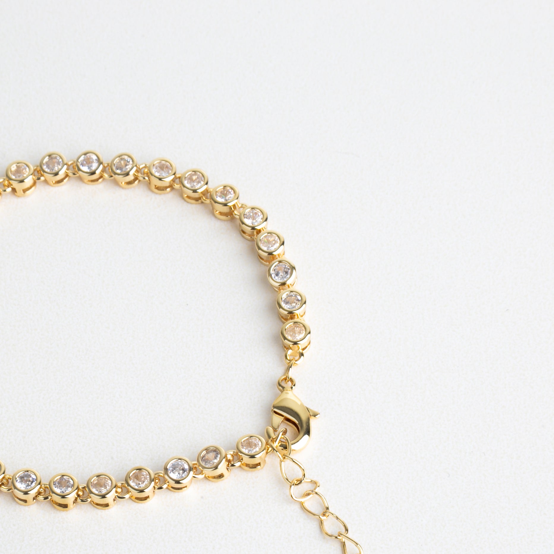 Pulsera chapada en oro, Pulsera de colores, Pulsera con detalles coloridos, Pulsera femenina