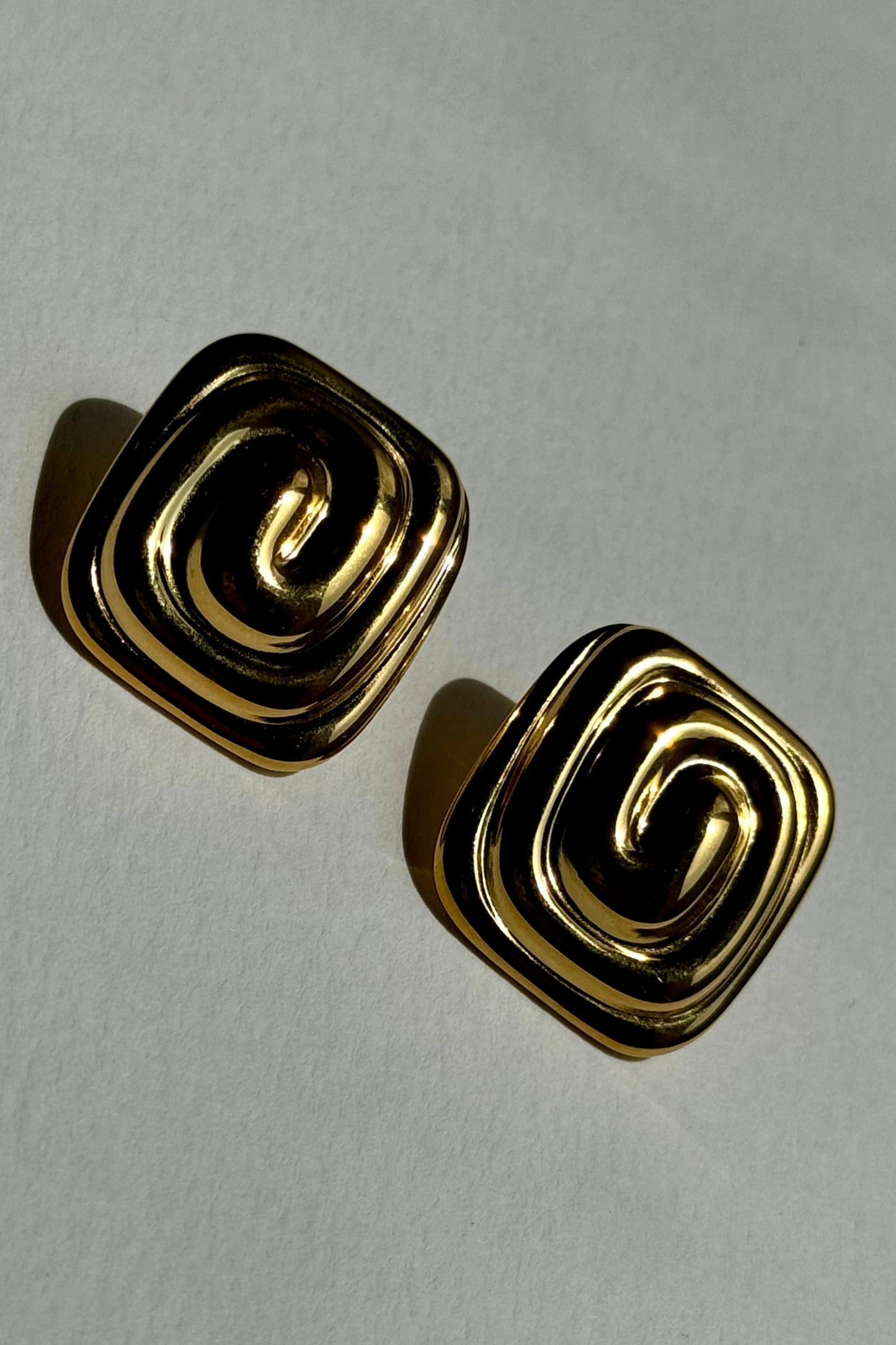 Aretes Grigio Dorado