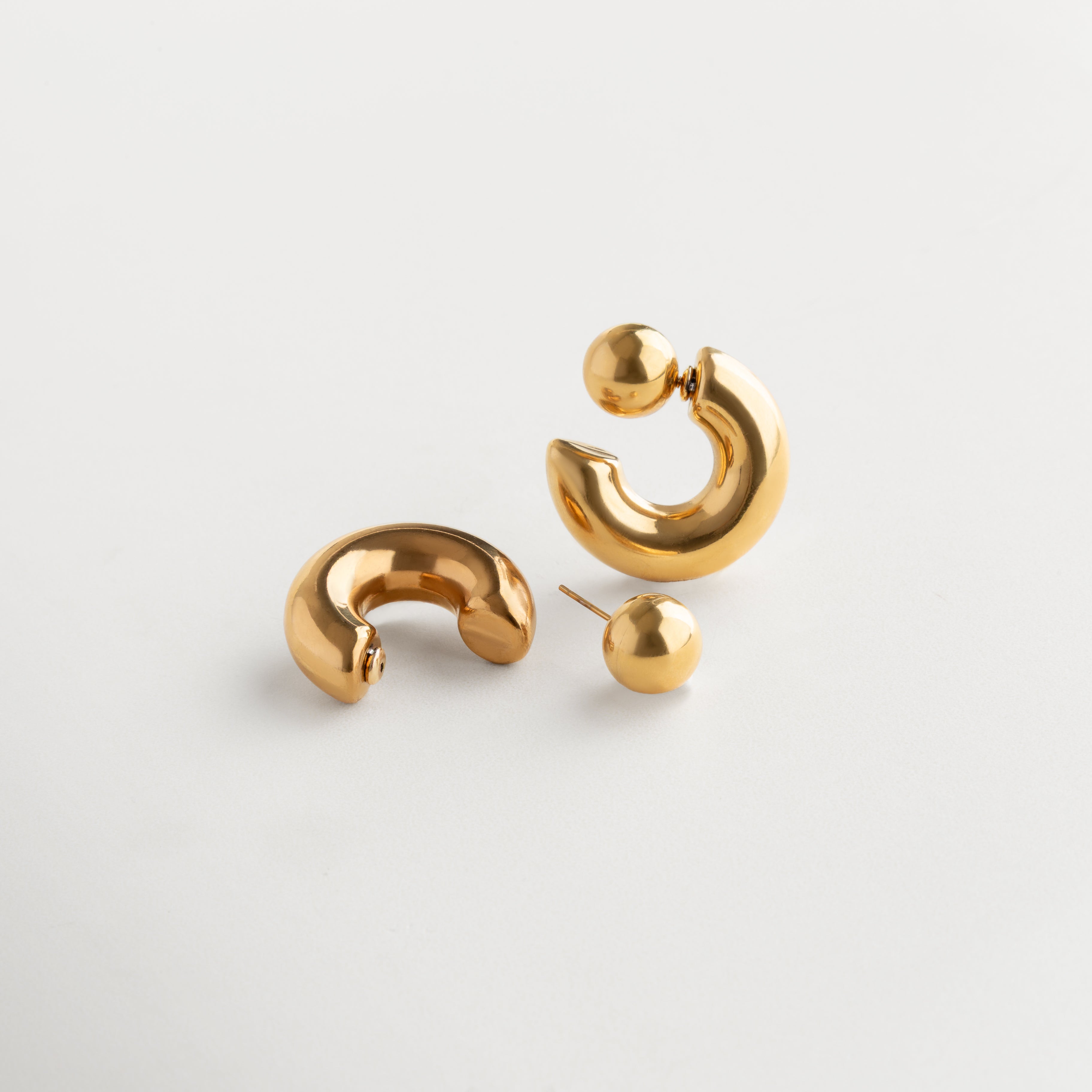 aretes dorados elegantes, aretes dorados modernos, aretes circulares dorados, hoops dorados para mujer, aretes dorados minimalistas, aretes dorados brillantes