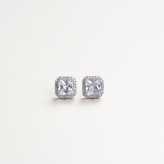 Aretes cuadrados de zirconias de alta calidad, brillantes y sofisticados, con un diseño moderno que resalta su elegancia.