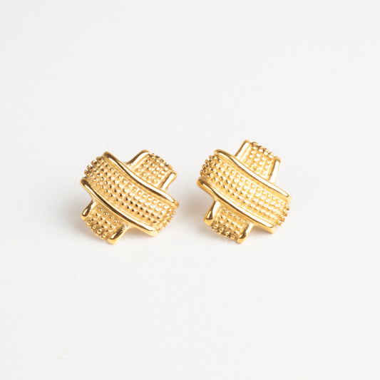 Aretes dorados tipo tacha con textura elegante, ideales para un look moderno y sofisticado