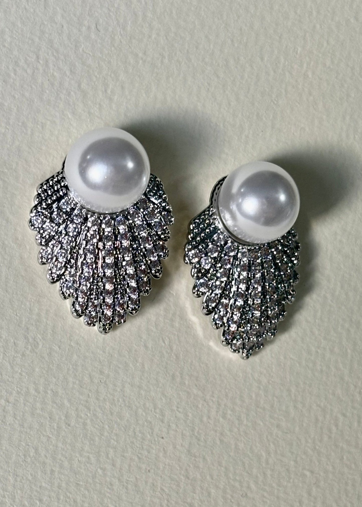 Aretes con perlas y brillos