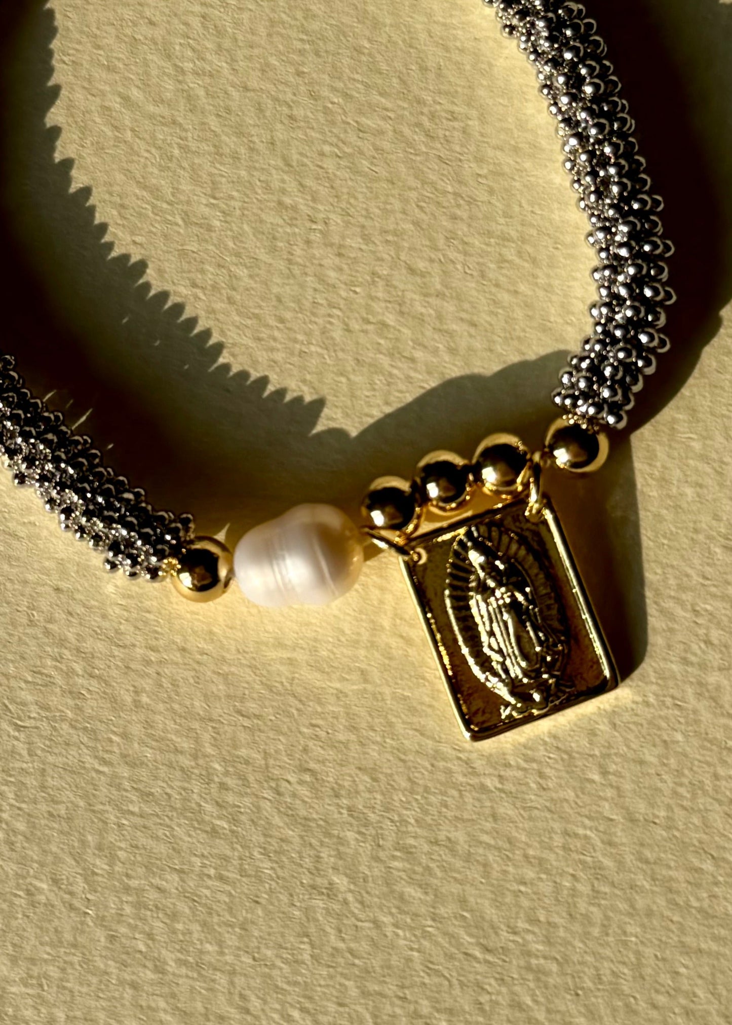 Pulsera Virgen con perla plateada