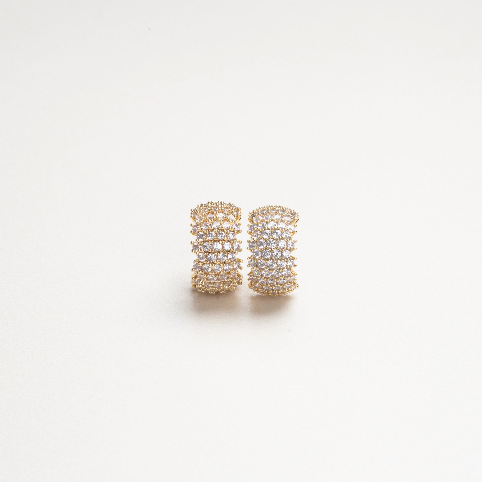 Aretes arracadas doradas con zirconas, aretes de noche con zirconias, aretes llamativos, golden hoops earrings 