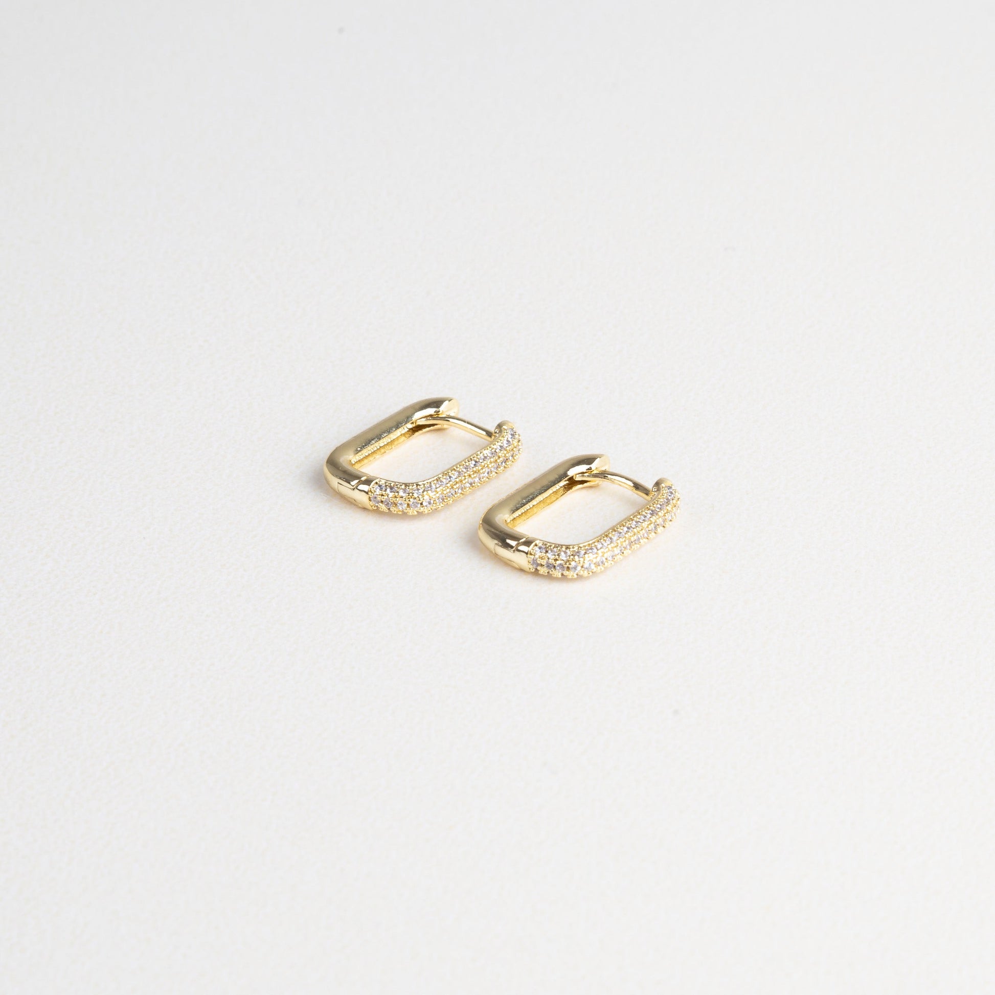 aretes arracadas, arracadas en tendencia, diseño atemporal, aretes del diario, joyería con zirconias