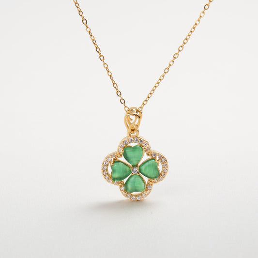 collar con dije moderno, collar con dije de trébol, collar con trebol de corazon, corazones de zirconias verdes 