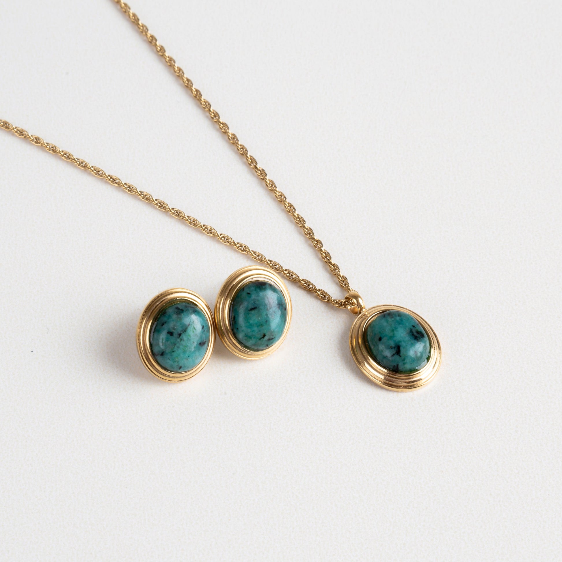 collar con aretes antiguos color verde, collar con piedra mineral de serpentina, collar y aretes con borde dorado 