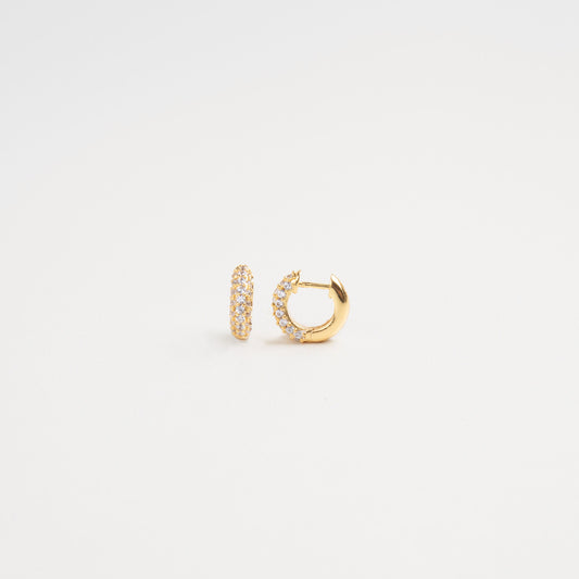 arracadas doradas, golden hoops, arracadas delicadas, aretes de arracada dorada, aretes de chapa de oro con incrustaciones de zirocnias