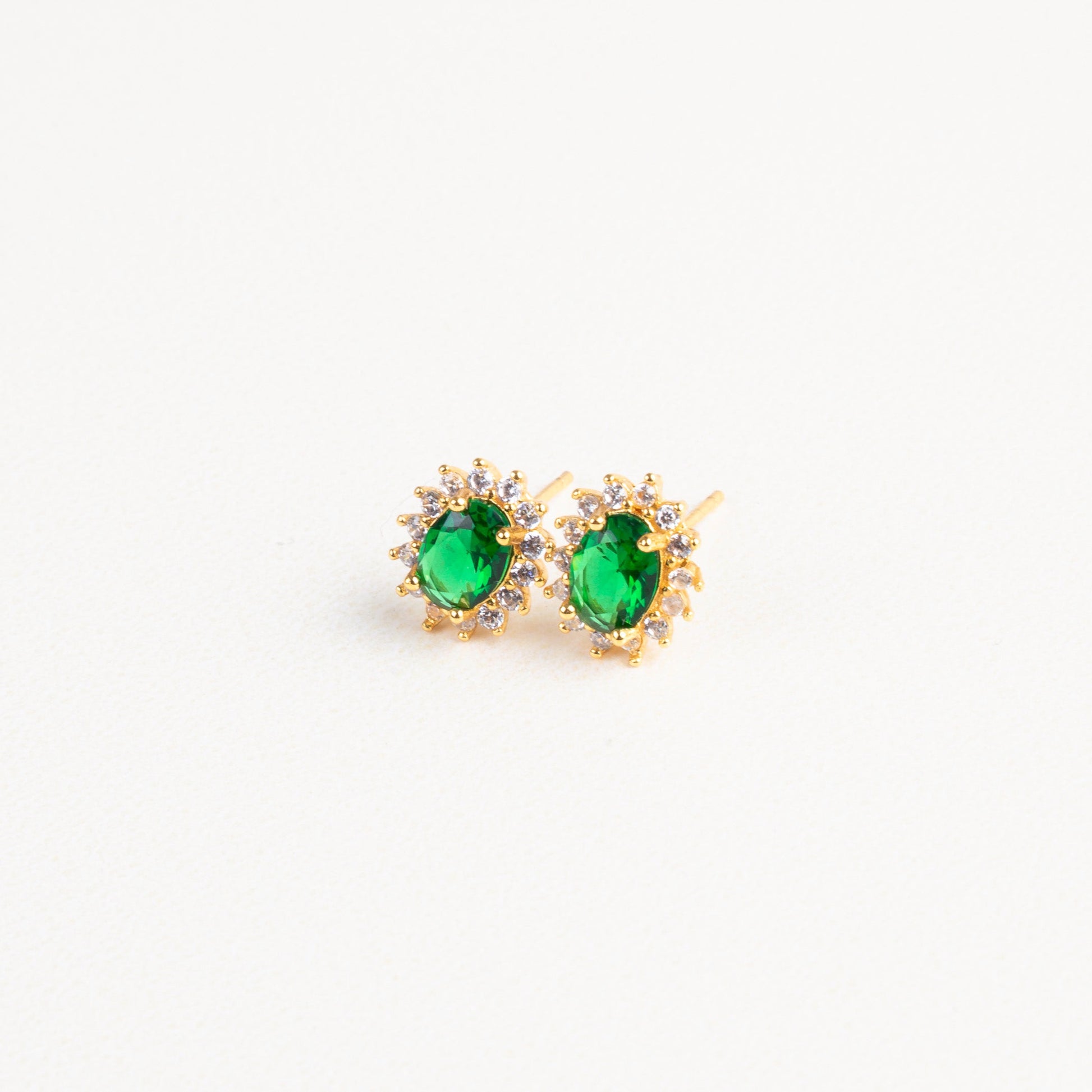 aretes dorados con piedra verde