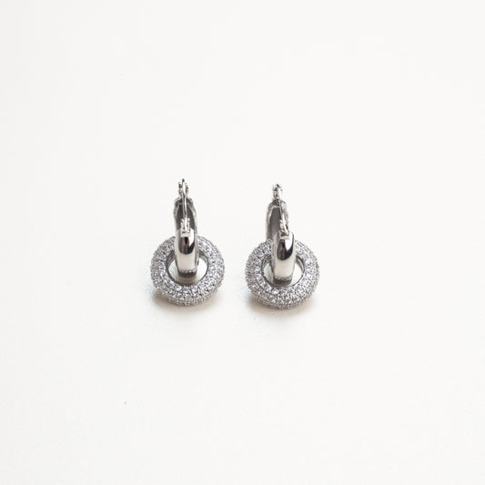 aretes de chapa de oro 18K, aretes plateados con zirconias, aretes atemporales de ocasión 