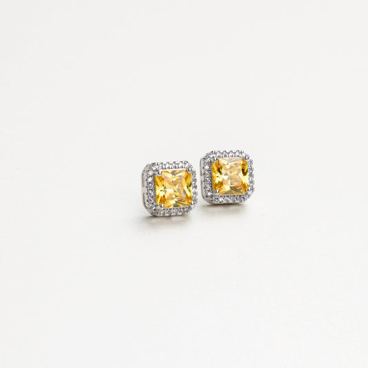 Aretes cuadrados de zirconia amarilla de alta calidad, brillando intensamente con un toque cálido y sofisticado, ideal para un look moderno y elegante.