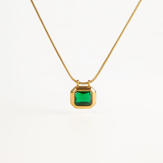 collar de cadena acero inoxidable con dije esmeralda, collar llamativo, collar con dije con incrustacion de piedra verde 