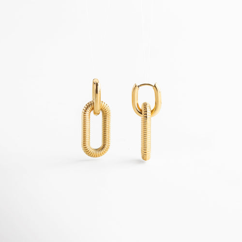 Aretes dorados con clip desmontable y textura, Pendientes dorados 2 en 1 con dije desmontable, Aretes versátiles en chapa de oro con diseño moderno, Aretes dorados con estructura desmontable y acabado texturizado