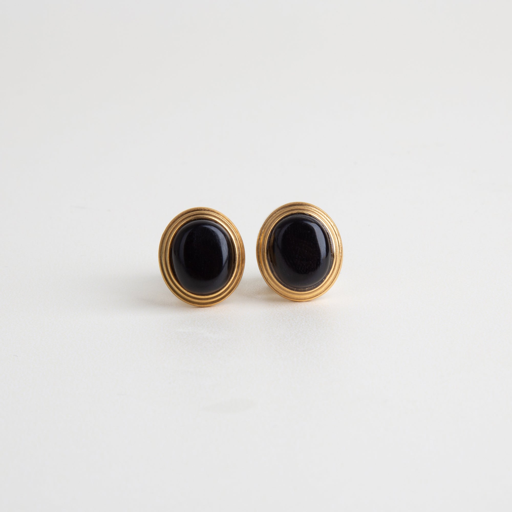 Aretes con piedra onix, onix, aretes modernos, tendencia aretes, joyería atemporal, aretes negros, black earrings 