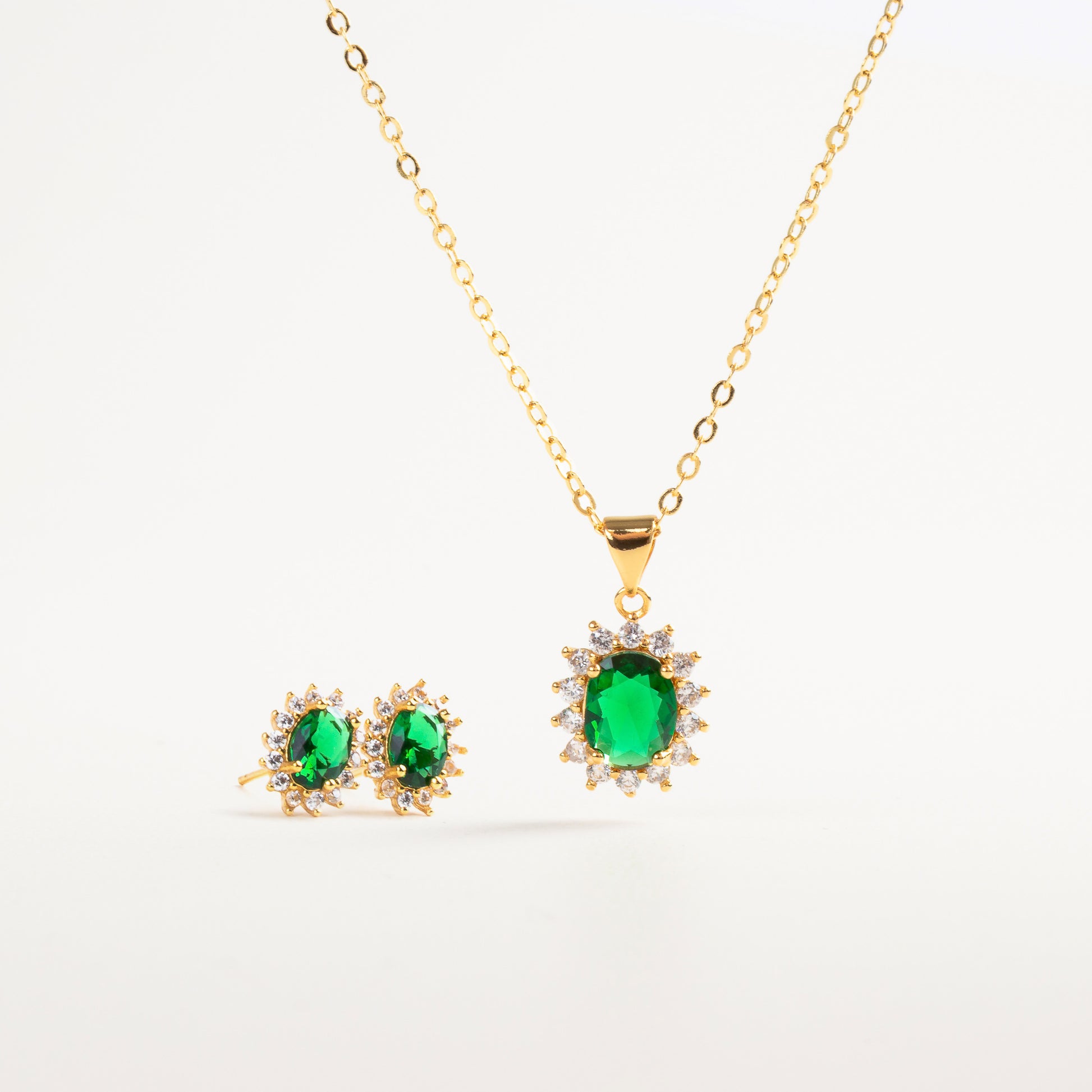 collar dorado con piedra verde, set de joyería elegante, aretes y collar verde esmeralda, joyería para evento especial, joyas doradas con brillo